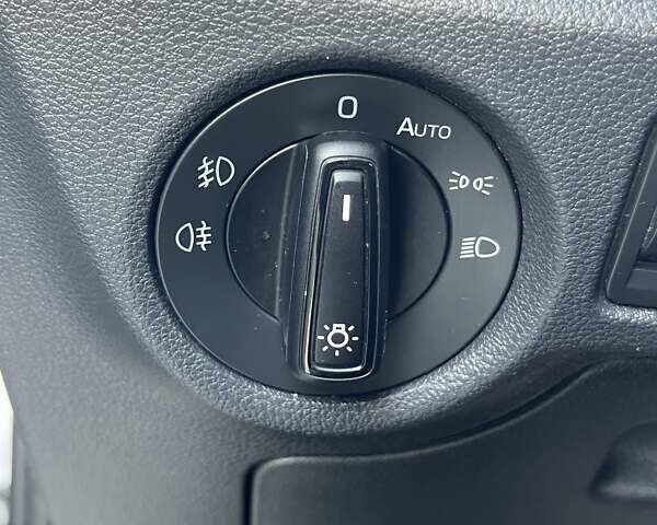 Белый Шкода Scala, объемом двигателя 1.6 л и пробегом 293 тыс. км за 12900 $, фото 69 на Automoto.ua