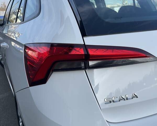 Белый Шкода Scala, объемом двигателя 1.6 л и пробегом 293 тыс. км за 12900 $, фото 19 на Automoto.ua