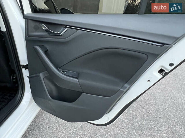 Білий Шкода Scala, об'ємом двигуна 1.6 л та пробігом 167 тис. км за 13999 $, фото 30 на Automoto.ua