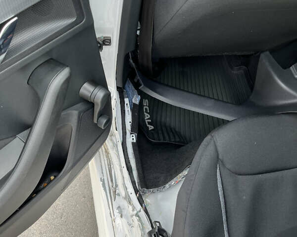 Белый Шкода Scala, объемом двигателя 1.6 л и пробегом 29 тыс. км за 12999 $, фото 16 на Automoto.ua