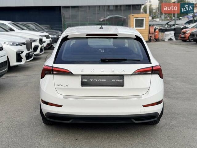 Белый Шкода Scala, объемом двигателя 1.6 л и пробегом 113 тыс. км за 15090 $, фото 1 на Automoto.ua