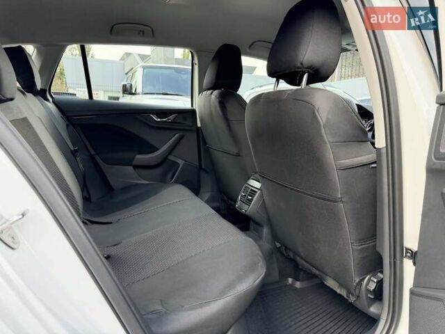 Белый Шкода Scala, объемом двигателя 1.6 л и пробегом 113 тыс. км за 15090 $, фото 22 на Automoto.ua