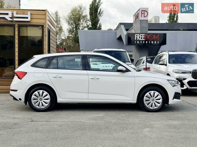 Белый Шкода Scala, объемом двигателя 1.6 л и пробегом 113 тыс. км за 15090 $, фото 3 на Automoto.ua