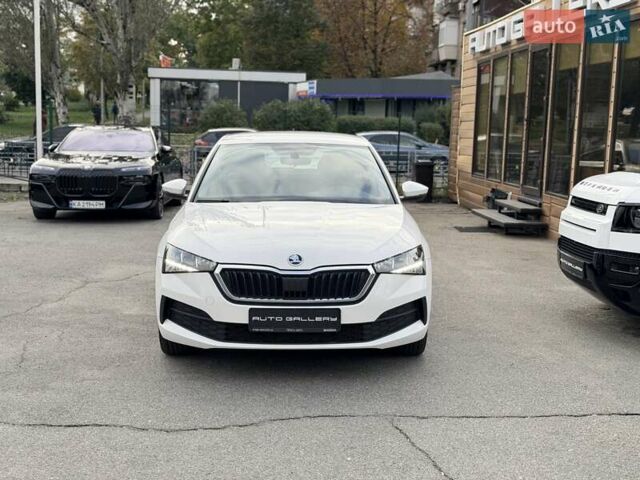 Белый Шкода Scala, объемом двигателя 1.6 л и пробегом 113 тыс. км за 15090 $, фото 10 на Automoto.ua