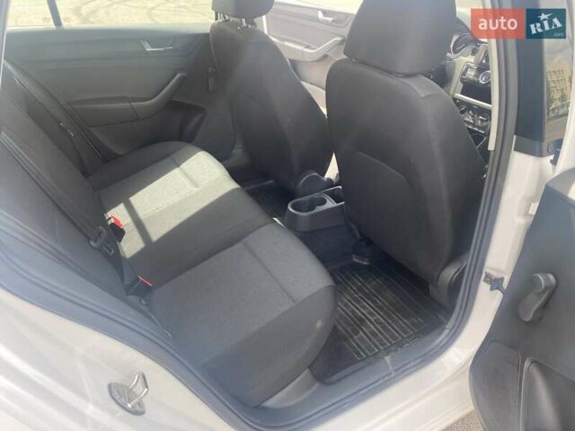 Шкода Спейсбек 2017 в Киеве на Automoto.ua Белый Шкода Спейсбек, объемом двигателя 1 л и пробегом 163 тыс. км за 8000 $, фото 9 на Automoto.ua