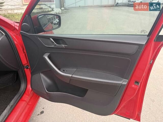 Красный Шкода Спейсбек, объемом двигателя 1.6 л и пробегом 354 тыс. км за 7000 $, фото 6 на Automoto.ua