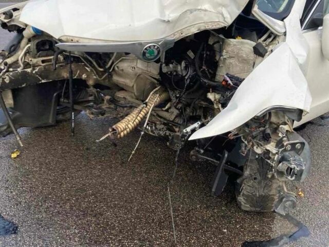 Белый Шкода Суперб, объемом двигателя 1.8 л и пробегом 170 тыс. км за 2200 $, фото 5 на Automoto.ua