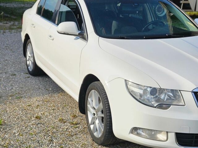 Белый Шкода Суперб, объемом двигателя 1.8 л и пробегом 316 тыс. км за 8700 $, фото 2 на Automoto.ua