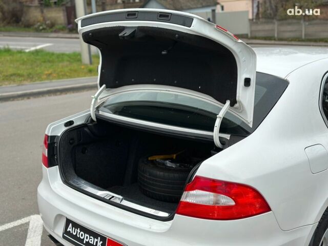 Белый Шкода Суперб, объемом двигателя 1.8 л и пробегом 230 тыс. км за 8190 $, фото 17 на Automoto.ua