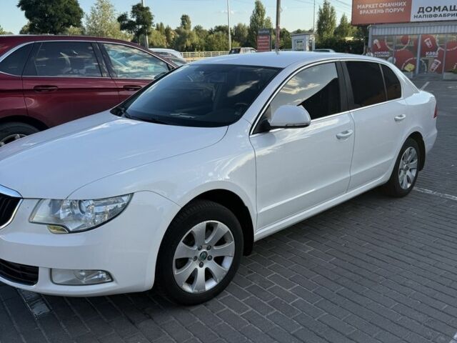 Белый Шкода Суперб, объемом двигателя 1.8 л и пробегом 250 тыс. км за 9200 $, фото 2 на Automoto.ua