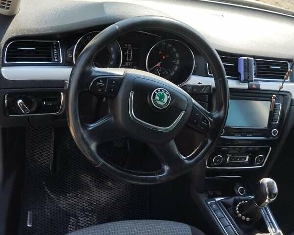 Білий Шкода Суперб, об'ємом двигуна 2 л та пробігом 259 тис. км за 10200 $, фото 12 на Automoto.ua