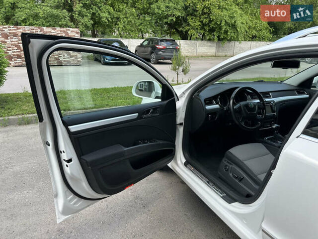 Білий Шкода Суперб, об'ємом двигуна 2 л та пробігом 258 тис. км за 9999 $, фото 10 на Automoto.ua