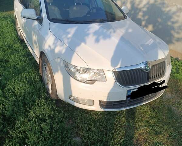 Белый Шкода Суперб, объемом двигателя 1.97 л и пробегом 295 тыс. км за 9100 $, фото 5 на Automoto.ua