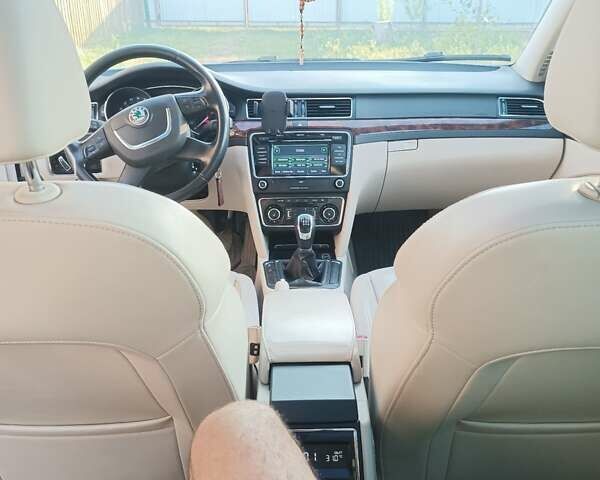 Белый Шкода Суперб, объемом двигателя 1.97 л и пробегом 295 тыс. км за 9100 $, фото 6 на Automoto.ua