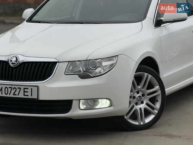 Белый Шкода Суперб, объемом двигателя 2 л и пробегом 304 тыс. км за 7999 $, фото 1 на Automoto.ua