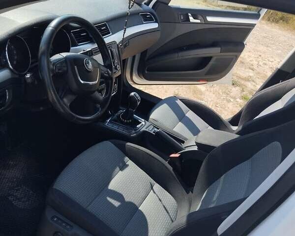 Білий Шкода Суперб, об'ємом двигуна 2 л та пробігом 259 тис. км за 10200 $, фото 19 на Automoto.ua
