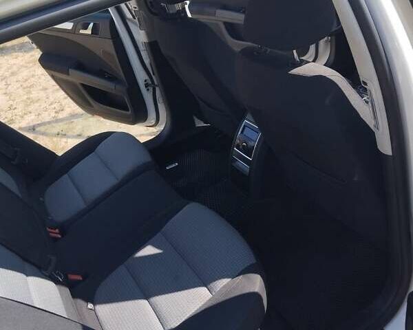 Білий Шкода Суперб, об'ємом двигуна 2 л та пробігом 259 тис. км за 10200 $, фото 14 на Automoto.ua