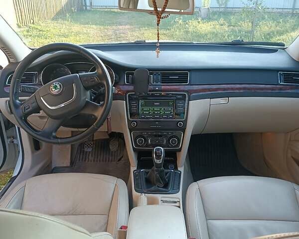 Белый Шкода Суперб, объемом двигателя 1.97 л и пробегом 295 тыс. км за 9100 $, фото 3 на Automoto.ua
