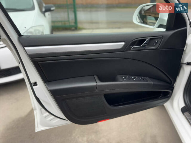 Белый Шкода Суперб, объемом двигателя 2 л и пробегом 304 тыс. км за 7999 $, фото 28 на Automoto.ua