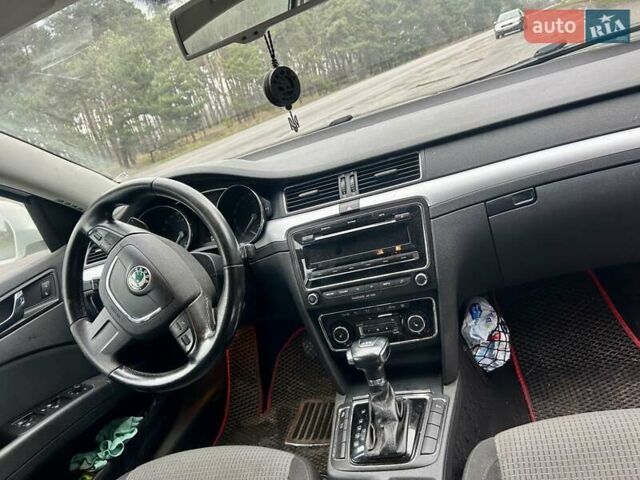 Белый Шкода Суперб, объемом двигателя 2 л и пробегом 241 тыс. км за 8700 $, фото 3 на Automoto.ua