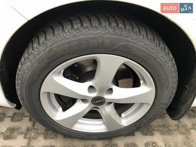 Белый Шкода Суперб, объемом двигателя 1.6 л и пробегом 242 тыс. км за 9800 $, фото 44 на Automoto.ua