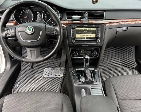 Белый Шкода Суперб, объемом двигателя 2 л и пробегом 291 тыс. км за 9400 $, фото 11 на Automoto.ua