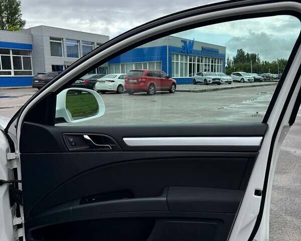 Белый Шкода Суперб, объемом двигателя 1.97 л и пробегом 240 тыс. км за 10600 $, фото 26 на Automoto.ua
