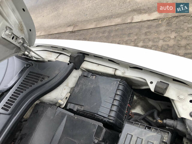 Белый Шкода Суперб, объемом двигателя 1.6 л и пробегом 242 тыс. км за 9800 $, фото 38 на Automoto.ua