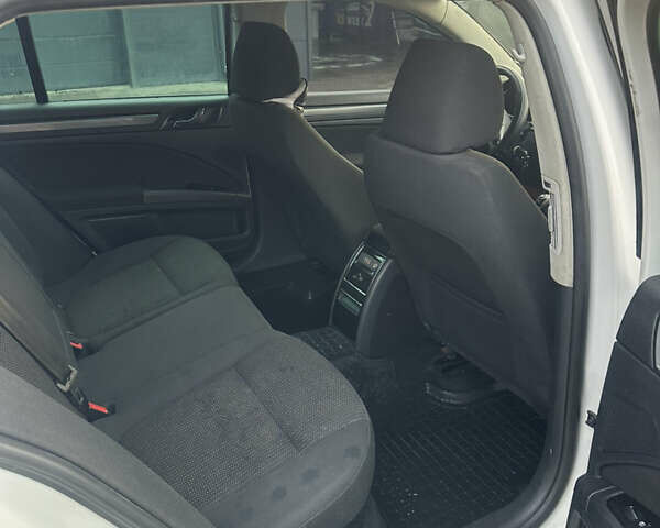 Белый Шкода Суперб, объемом двигателя 1.4 л и пробегом 178 тыс. км за 8000 $, фото 12 на Automoto.ua