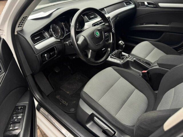 Белый Шкода Суперб, объемом двигателя 1.8 л и пробегом 111 тыс. км за 10000 $, фото 10 на Automoto.ua