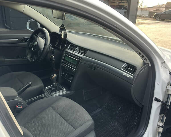 Белый Шкода Суперб, объемом двигателя 1.4 л и пробегом 178 тыс. км за 8000 $, фото 9 на Automoto.ua