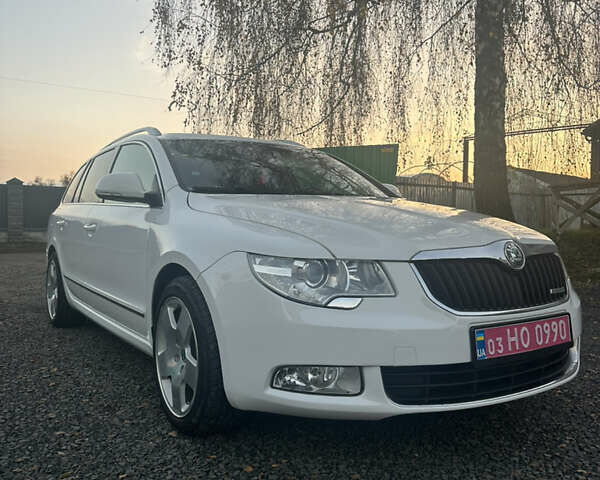 Белый Шкода Суперб, объемом двигателя 1.6 л и пробегом 260 тыс. км за 11600 $, фото 1 на Automoto.ua