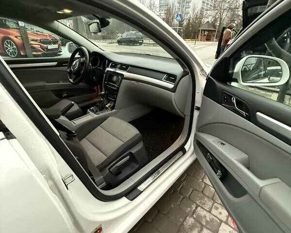 Белый Шкода Суперб, объемом двигателя 1.97 л и пробегом 309 тыс. км за 10499 $, фото 11 на Automoto.ua