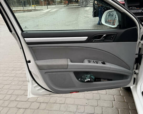 Белый Шкода Суперб, объемом двигателя 1.97 л и пробегом 309 тыс. км за 10499 $, фото 19 на Automoto.ua
