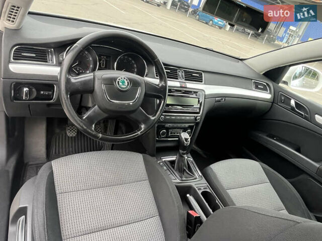 Белый Шкода Суперб, объемом двигателя 1.8 л и пробегом 241 тыс. км за 7300 $, фото 22 на Automoto.ua