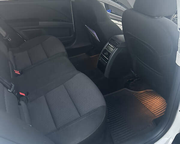 Белый Шкода Суперб, объемом двигателя 1.6 л и пробегом 260 тыс. км за 11600 $, фото 20 на Automoto.ua