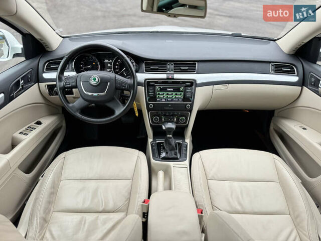 Білий Шкода Суперб, об'ємом двигуна 2 л та пробігом 317 тис. км за 12900 $, фото 27 на Automoto.ua