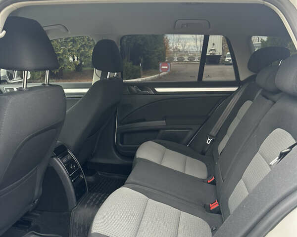 Шкода Суперб 2012 у Рівному на Automoto.ua Білий Шкода Суперб, об'ємом двигуна 2 л та пробігом 198 тис. км за 12500 $, фото 8 на Automoto.ua