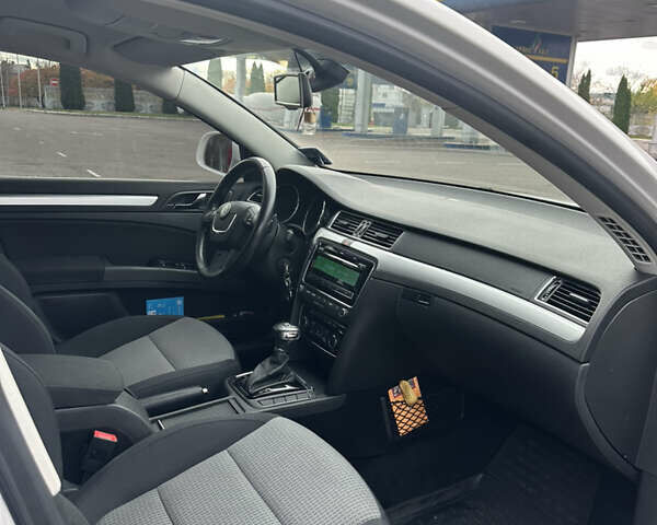 Шкода Суперб 2012 у Рівному на Automoto.ua Білий Шкода Суперб, об'ємом двигуна 2 л та пробігом 198 тис. км за 12500 $, фото 10 на Automoto.ua