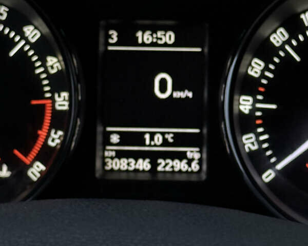 Белый Шкода Суперб, объемом двигателя 1.97 л и пробегом 309 тыс. км за 10499 $, фото 27 на Automoto.ua