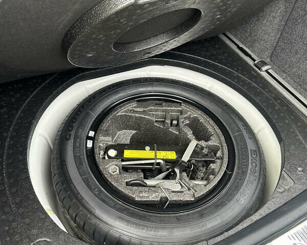 Шкода Суперб 2012 у Рівному на Automoto.ua Білий Шкода Суперб, об'ємом двигуна 2 л та пробігом 198 тис. км за 12500 $, фото 6 на Automoto.ua