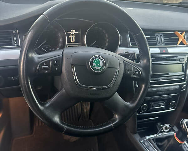 Белый Шкода Суперб, объемом двигателя 1.6 л и пробегом 260 тыс. км за 11600 $, фото 13 на Automoto.ua