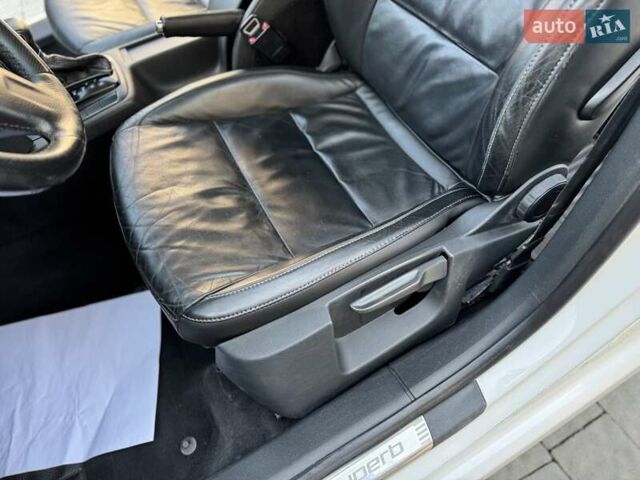 Білий Шкода Суперб, об'ємом двигуна 2 л та пробігом 305 тис. км за 9350 $, фото 60 на Automoto.ua