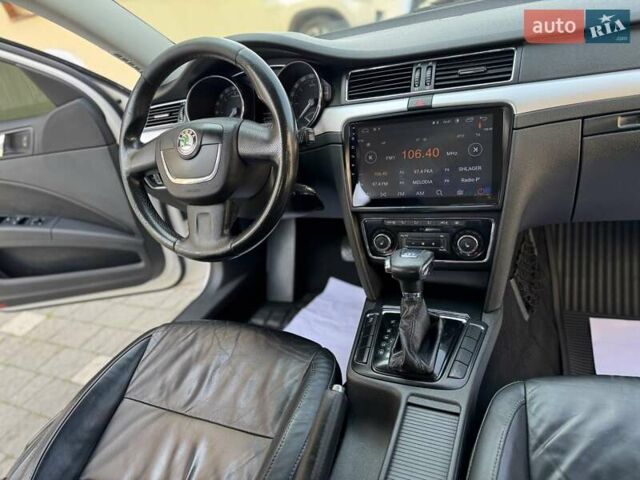 Білий Шкода Суперб, об'ємом двигуна 2 л та пробігом 305 тис. км за 9350 $, фото 72 на Automoto.ua