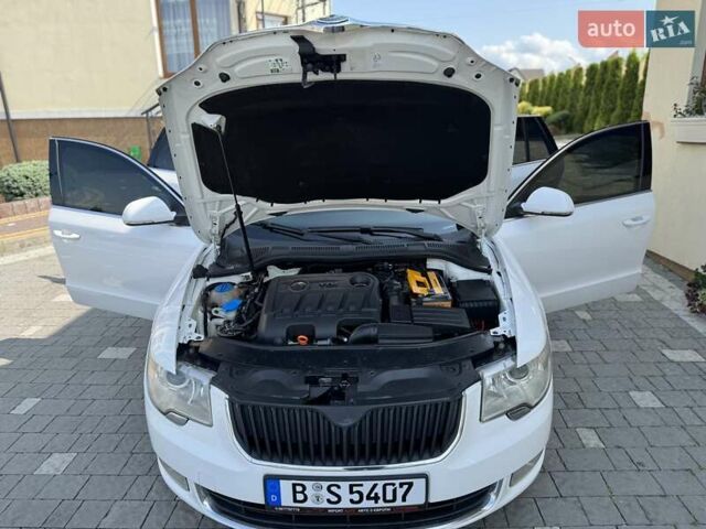 Білий Шкода Суперб, об'ємом двигуна 2 л та пробігом 305 тис. км за 9350 $, фото 89 на Automoto.ua