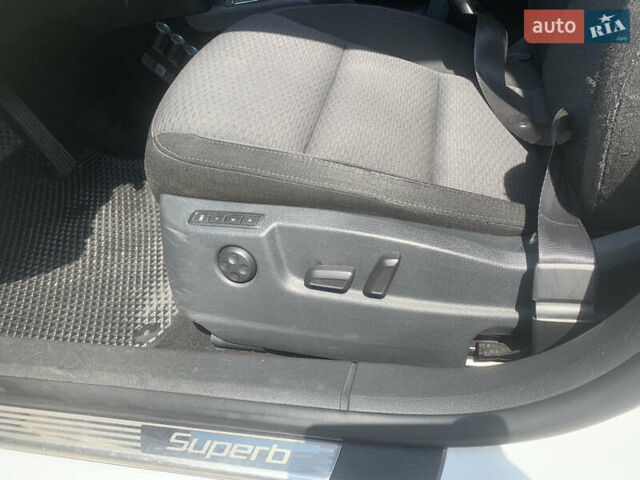 Белый Шкода Суперб, объемом двигателя 2 л и пробегом 285 тыс. км за 11000 $, фото 16 на Automoto.ua