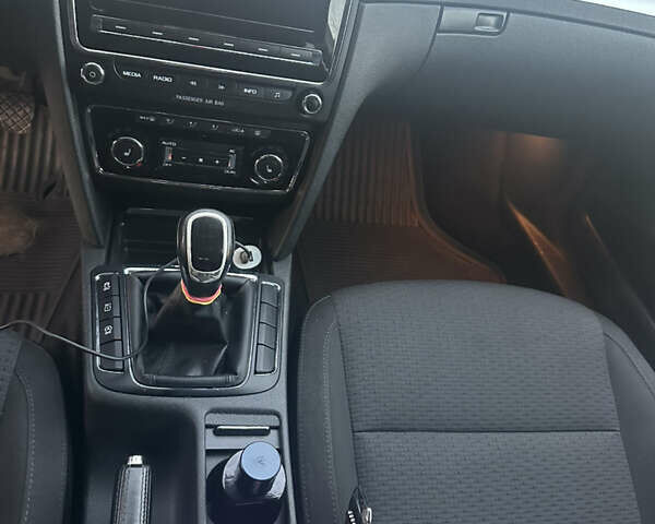 Белый Шкода Суперб, объемом двигателя 1.6 л и пробегом 260 тыс. км за 11600 $, фото 16 на Automoto.ua