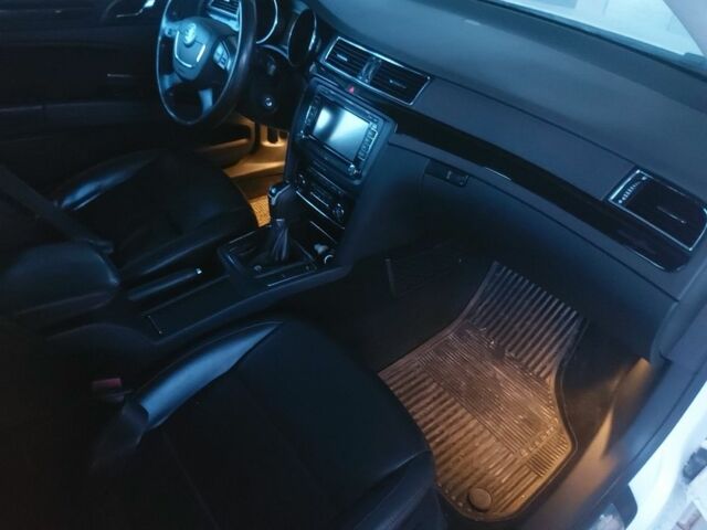 Белый Шкода Суперб, объемом двигателя 2 л и пробегом 280 тыс. км за 10700 $, фото 4 на Automoto.ua