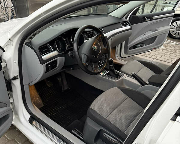 Белый Шкода Суперб, объемом двигателя 1.97 л и пробегом 309 тыс. км за 10499 $, фото 20 на Automoto.ua