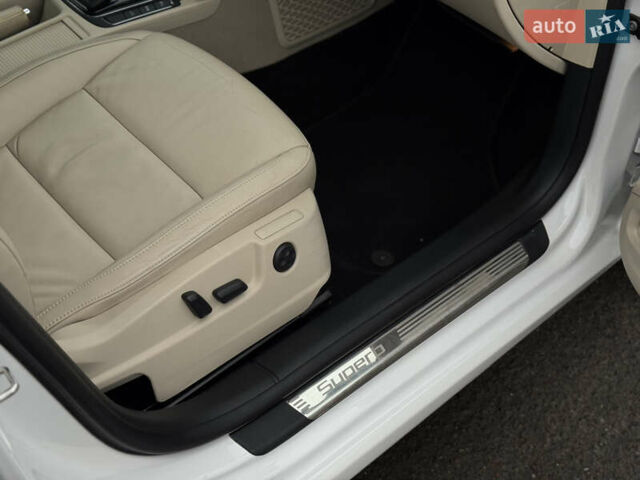 Білий Шкода Суперб, об'ємом двигуна 2 л та пробігом 317 тис. км за 12900 $, фото 52 на Automoto.ua